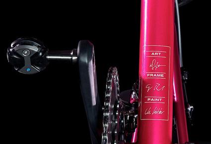 فانديك تكشف عن دراجة بلاست الزهرية